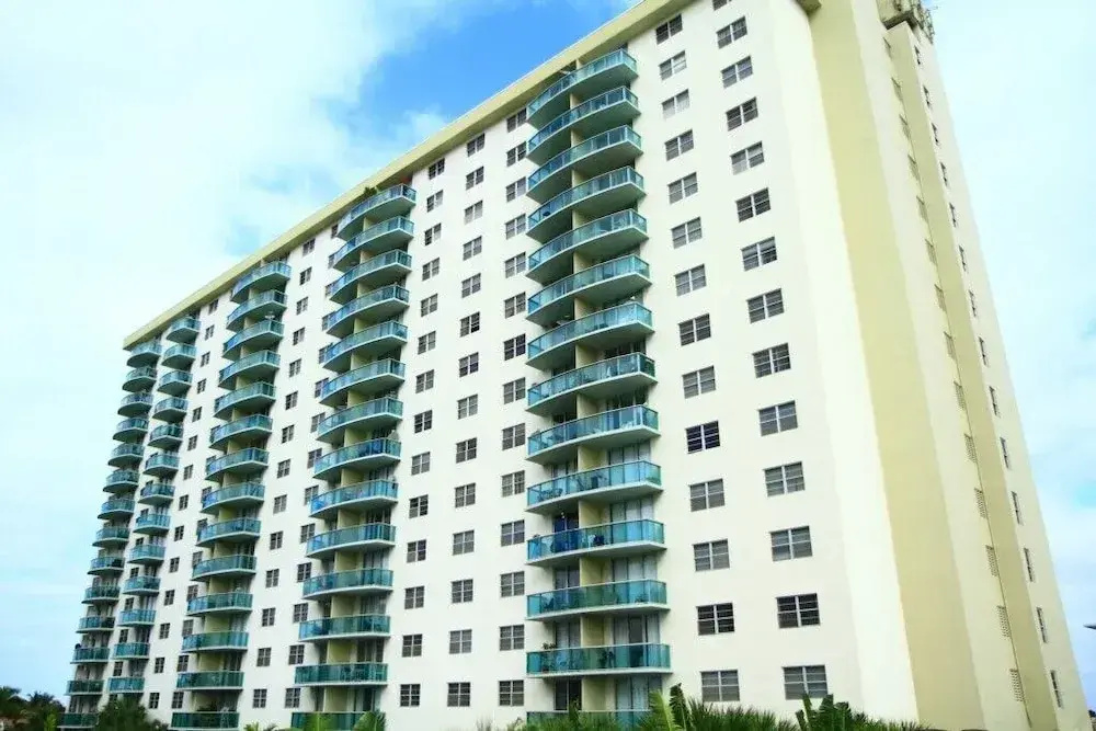 photo 1 of 1 Bedroom And Den Bay View Or620