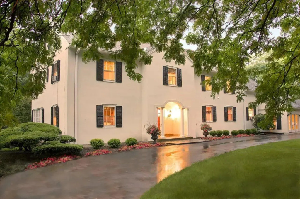 photo 1 of 10 Fitch Luxurious Romantic Inn