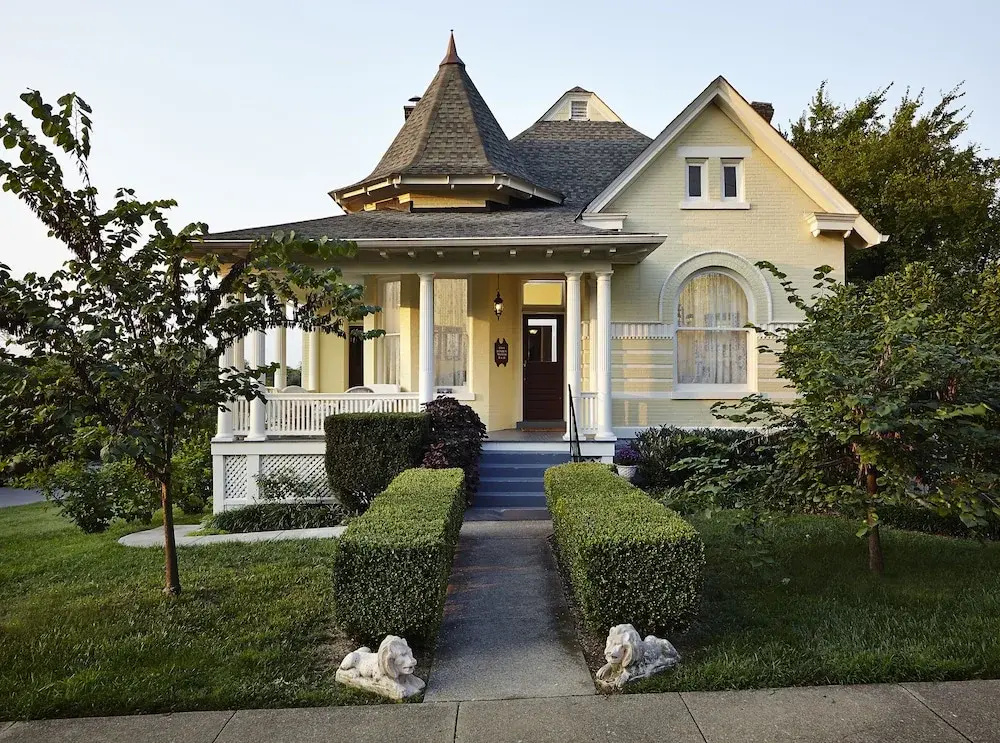 photo 1 of 1501 Linden Manor Bed and Breakfast