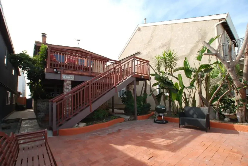 photo 1 of 1521 W Balboa Blvd 68164 by RedAwning
