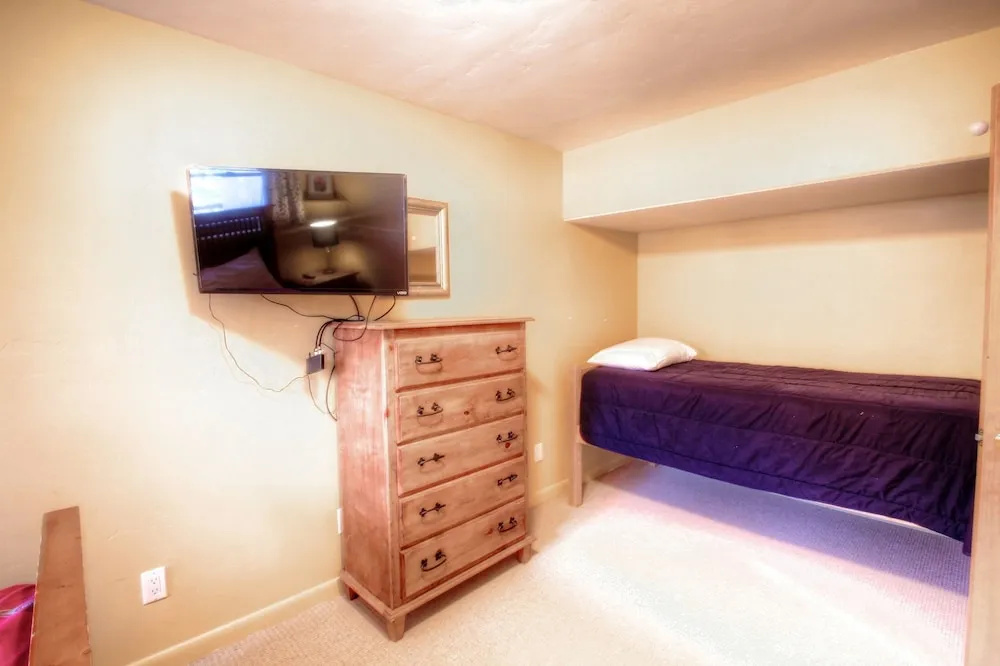 photo 1 of 1717 Geneva Drive W - 4 Br Townhouse