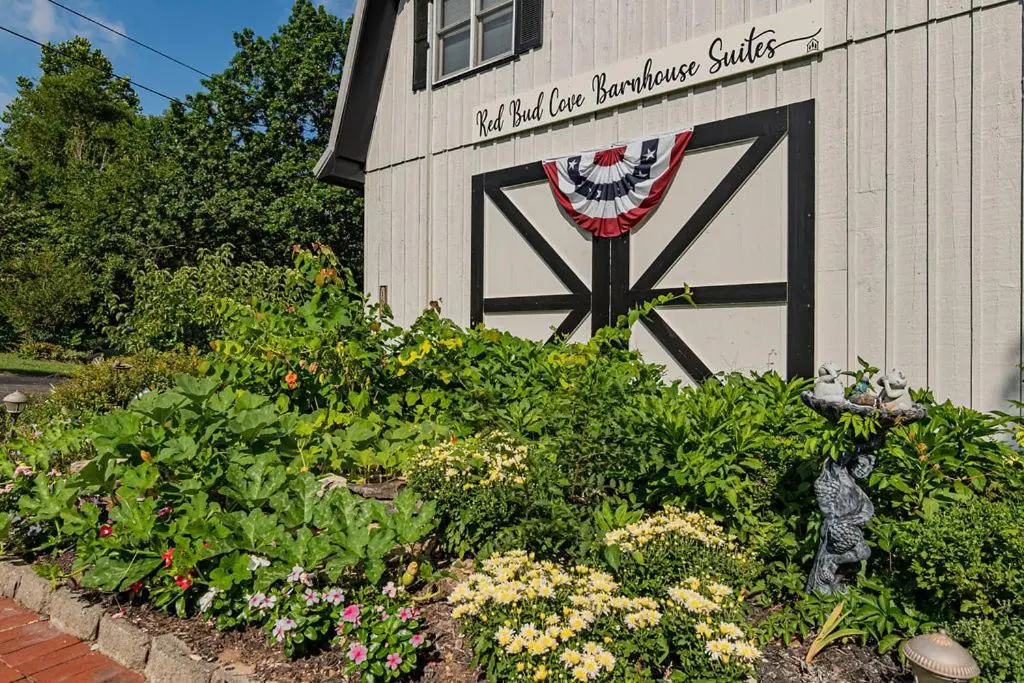 photo 1 of 2 bdr Suite Right on Lake Tablerock Near Big Cedar Lodge Red Bud Cove