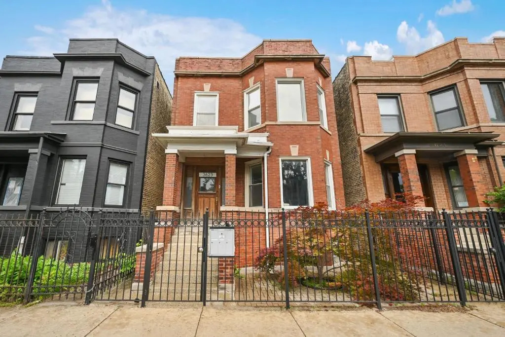 photo 1 of 2 Bed Apt w/ Office, Free Parking, Near Wrigley