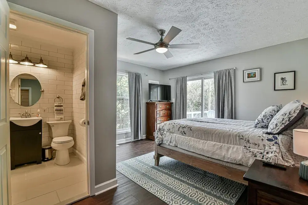 photo 1 of 2 BR apt near Mtn to Sea Hiking Trail