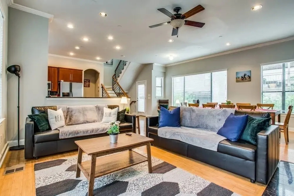 photo 1 of 2 Huge Townhouses in Oak Lawn PERFECT for groups