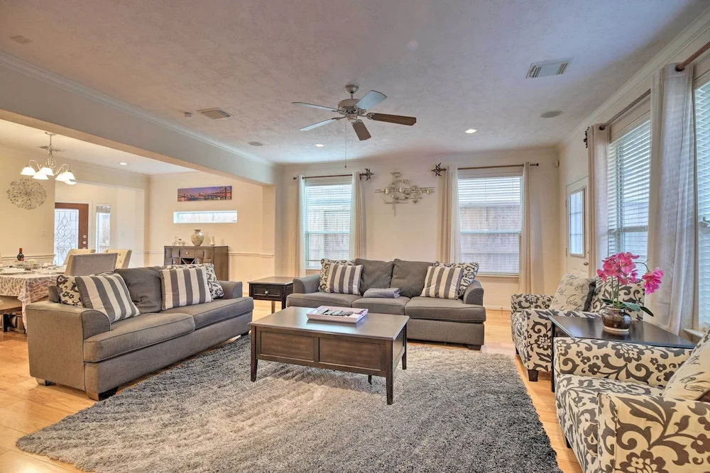 photo 1 of 2,500 Sq Ft Townhome - Walk to Central River Oaks!