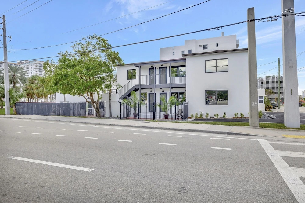 photo 1 of 2922 Banyan Units