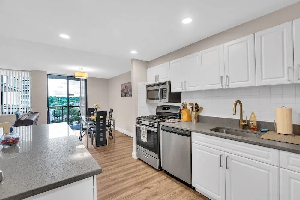 photo 1 of 2BR Modern Apt with Easy Access to City