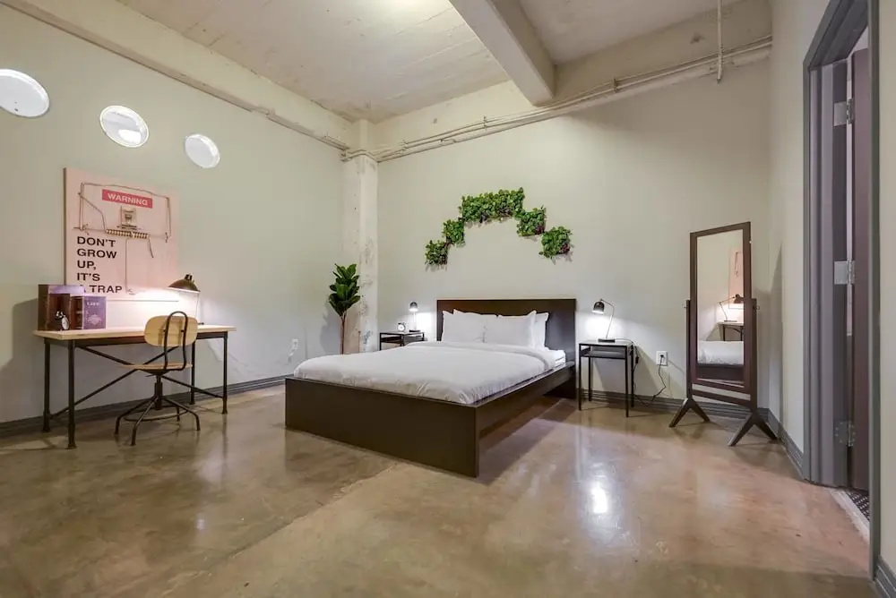 photo 1 of 3 Bedroom Unit in Downtown Dallas with Pool & Gym