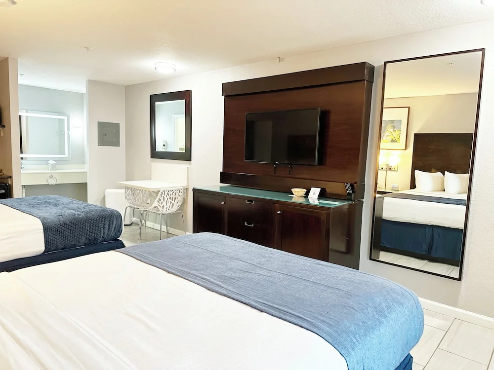 photo 1 of 3 Palms Sarasota Suites