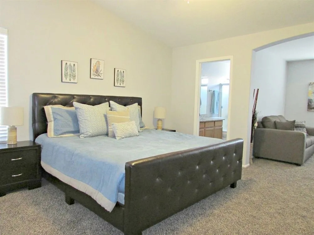 photo 1 of 2821 Avondale