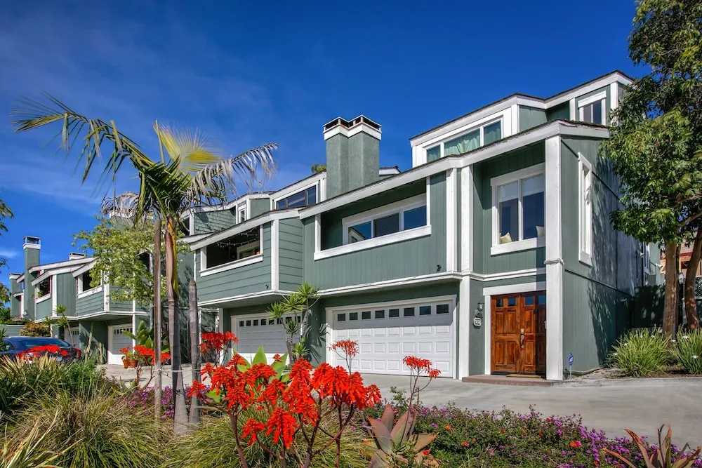 photo 1 of 3br W/ Patio & Grill - 1 Mile To Beach & Pier Ave 3 Bedroom Townhouse