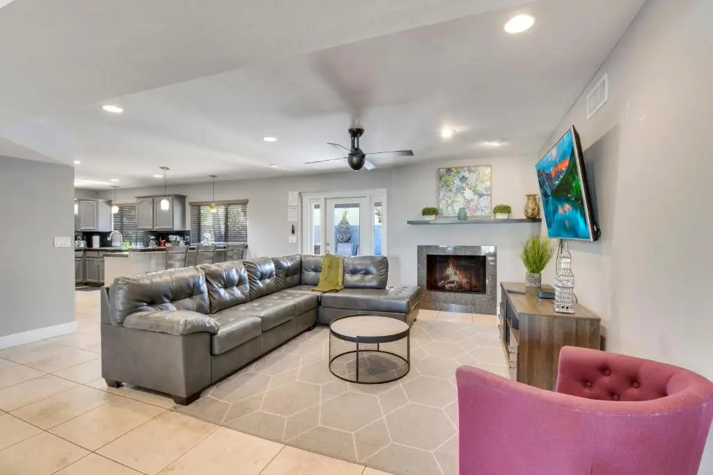 photo 1 of 4 bdr, Two Master suite, billiards & desert oasis pool