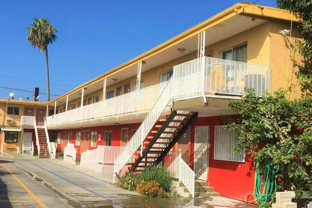 photo 1 of 4 Star Motel