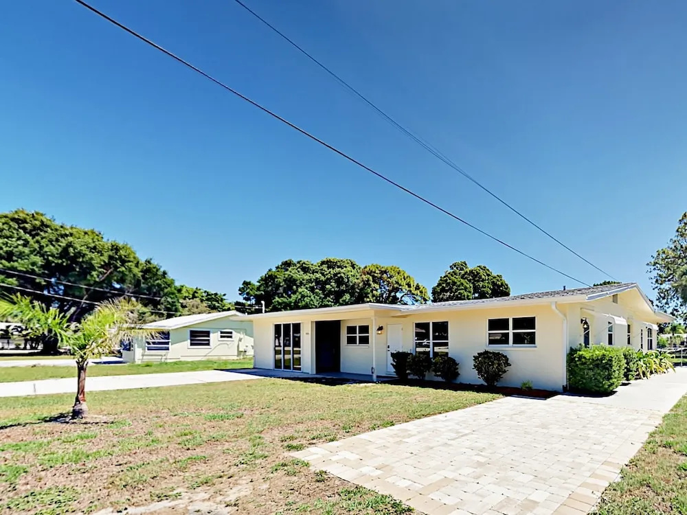 photo 1 of 406 Shore Road Home 3 Bedrooms 3 Bathrooms Home