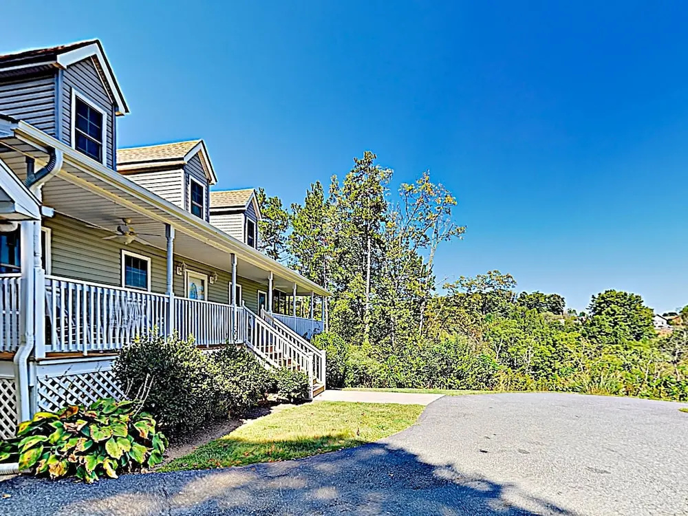 photo 1 of 4BR Country Home w/ Hot Tub