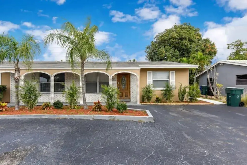 photo 1 of 5140 Duplex in Oakland Park