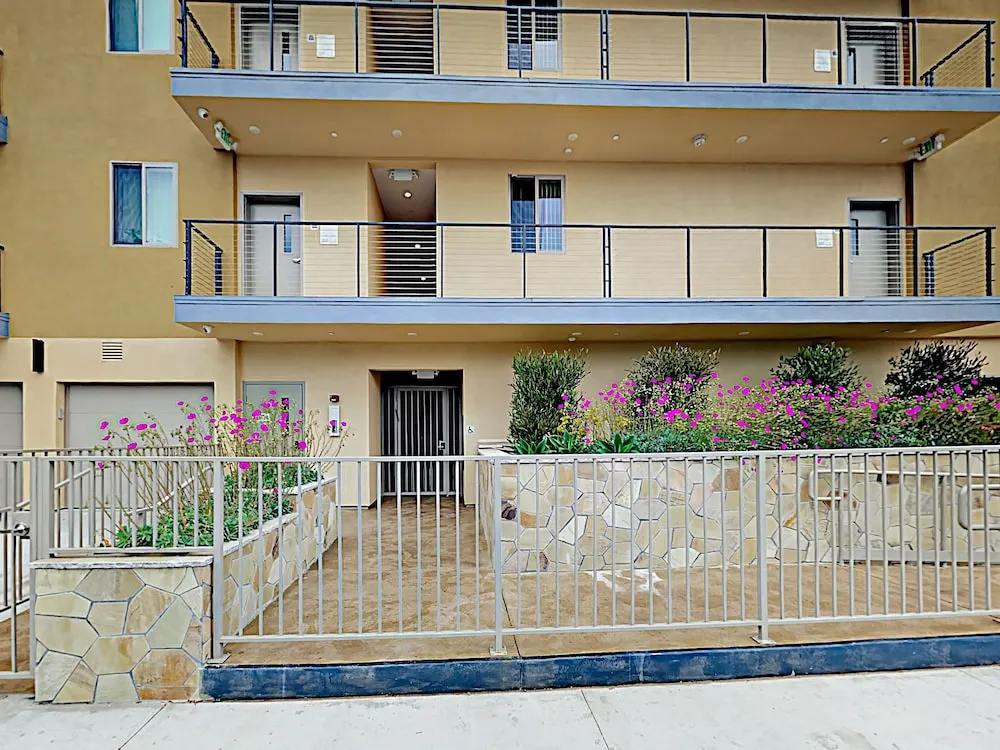 photo 1 of 5537 Los Angeles - 2 Br Apts