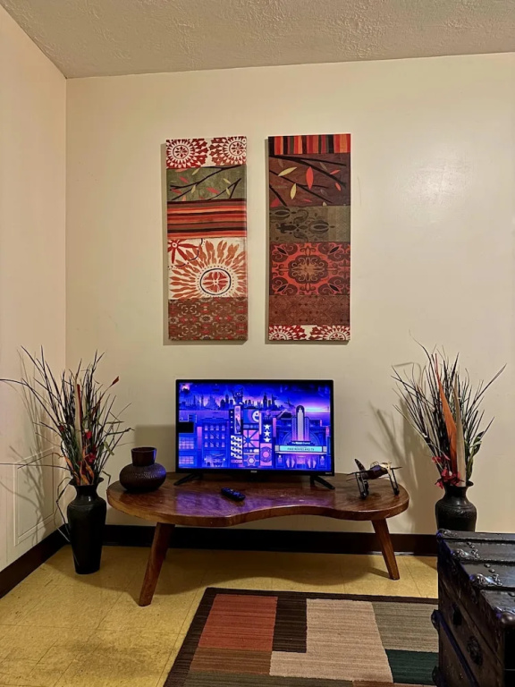 photo 1 of 6 Beds Downtown Apt Very Quick Walk Everywhere