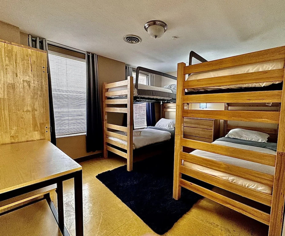 photo 1 of 7 Beds Explore Downtown Pittsburgh Large Groups