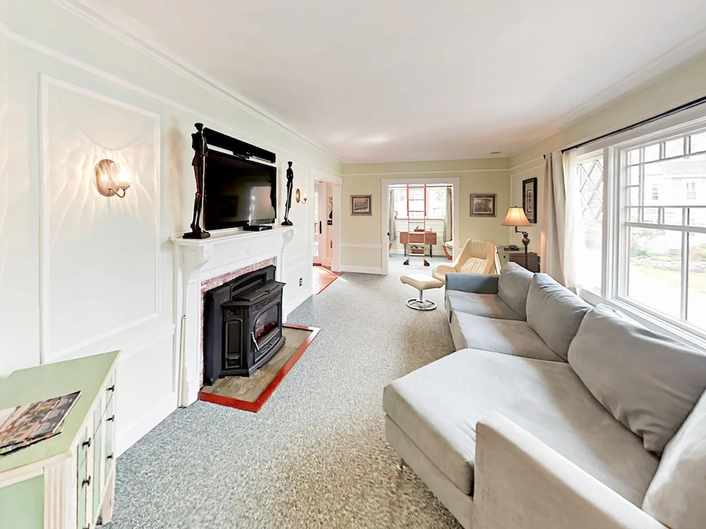 photo 1 of 8 Roberts Avenue Home 2 Bedrooms 2 Bathrooms Home
