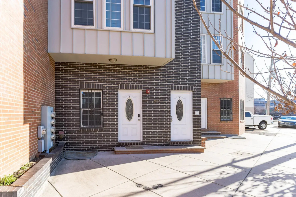 photo 1 of 915 Ridge Avenue