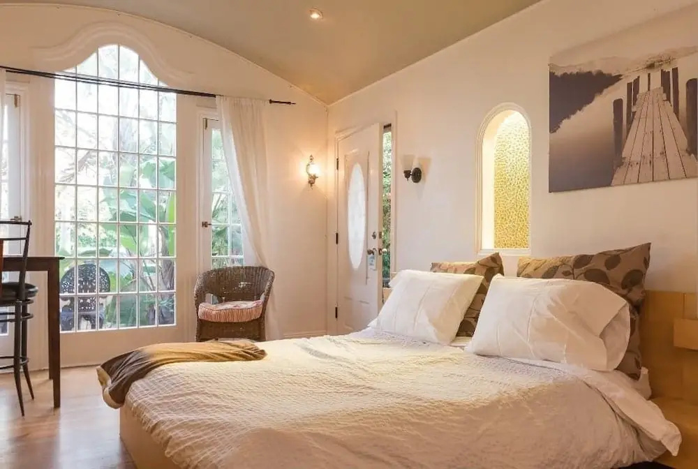 photo 1 of 935 Venice Beach - Studio Apts