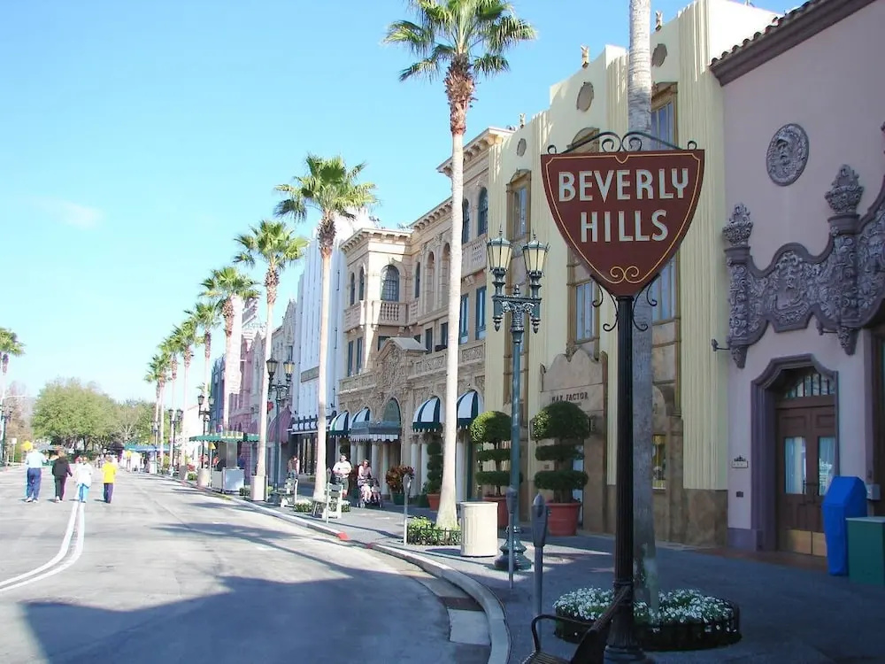 photo 1 of A+ Los Angeles Seclusion Large 2br/2bath + 2 Free Parking Spots! (P2)