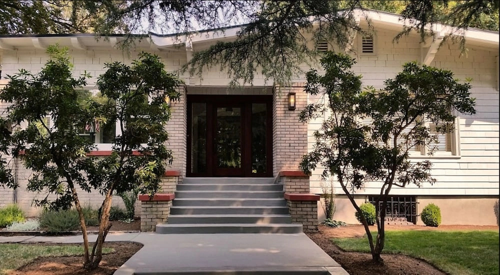 photo 1 of Alberta Alameda Bright Woodsy Private