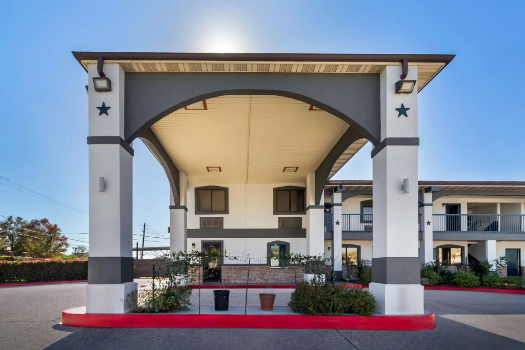 photo 1 of Americas Best Value Inn Houston Heights at I-45
