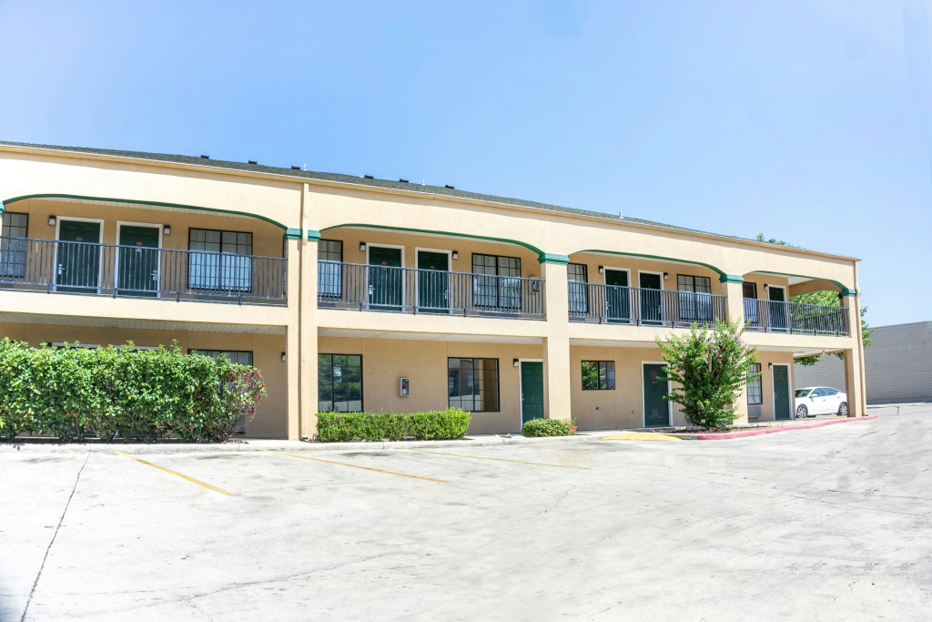 photo 1 of OYO Inn & Suites