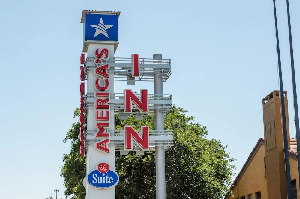 photo 1 of America's Inn Houston Southwest Hwy 59 @ Beltway 8