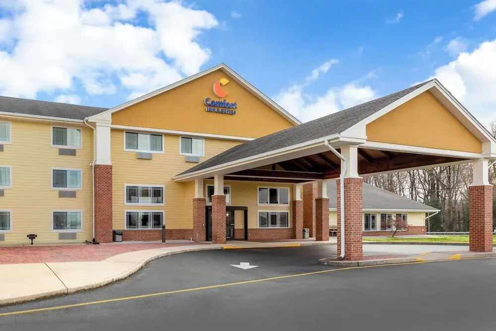 photo 1 of Comfort Inn & Suites Milford