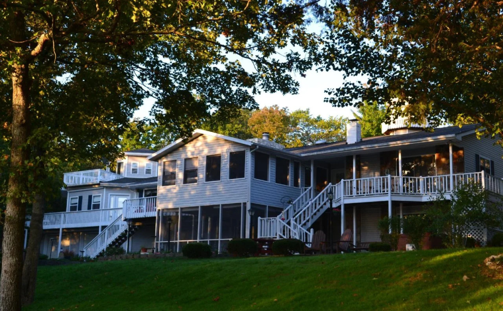 photo 1 of Anchor Inn on The Lake Bed and Breakfast