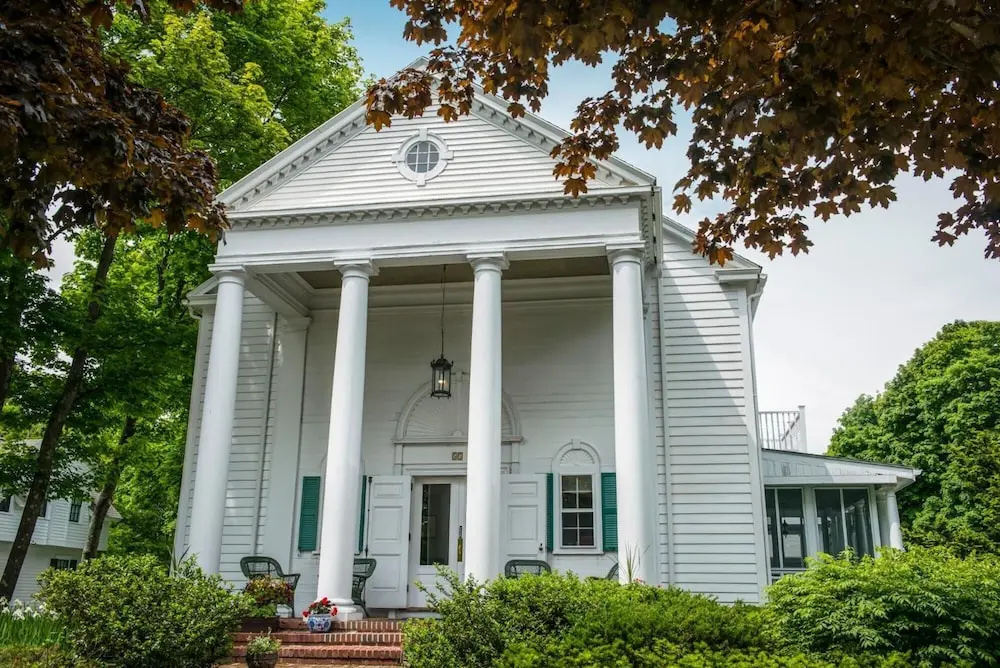 photo 1 of Anne's White Columns Inn
