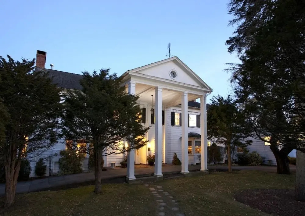 photo 1 of Applegate Inn