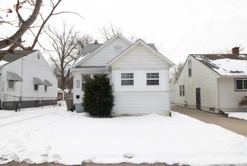 photo 1 of AutoManiac spot in the heart of Pontiac/3 beds 2 baths