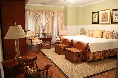 photo 1 of Baileys Uptown Inn