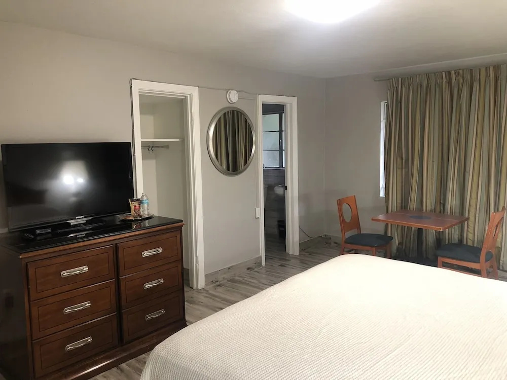 photo 1 of Bay Breeze Inn Bradenton Downtown