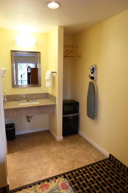 photo 1 of Bay Breeze Inn