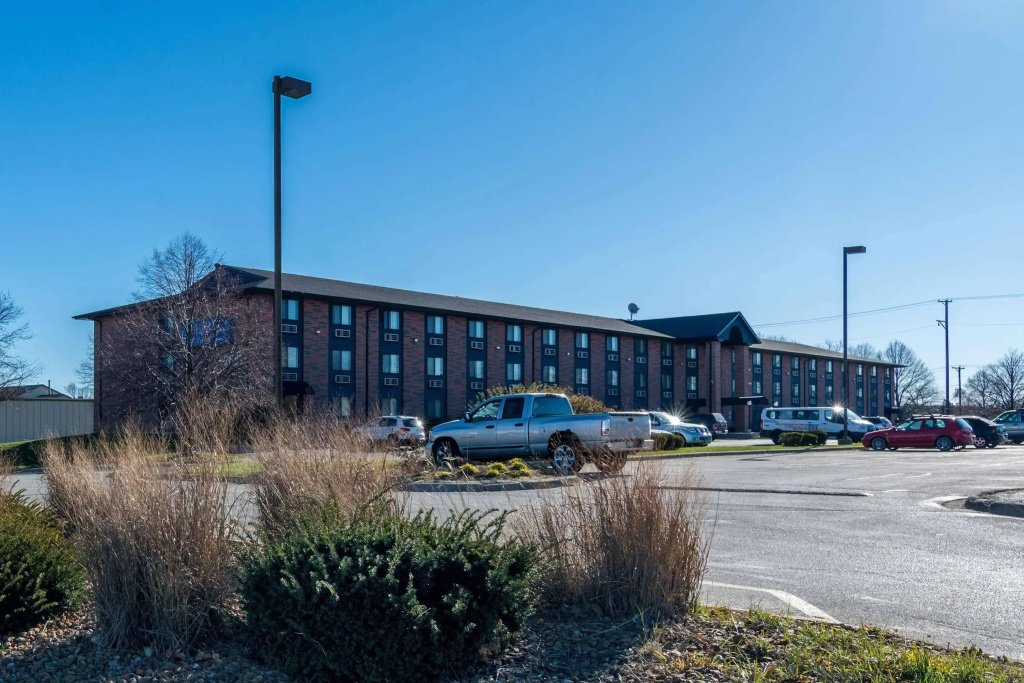 photo 1 of Motel 6 Elk Grove Village, IL - O'Hare