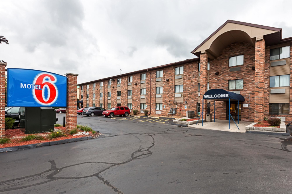 photo 1 of Motel 6 Milwaukee, WI - Glendale