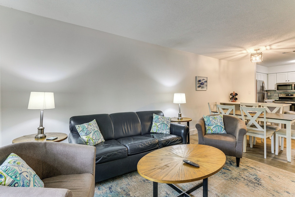 photo 1 of 2 Blocks to Beach: Hilton Head Condo, Pool, Tennis