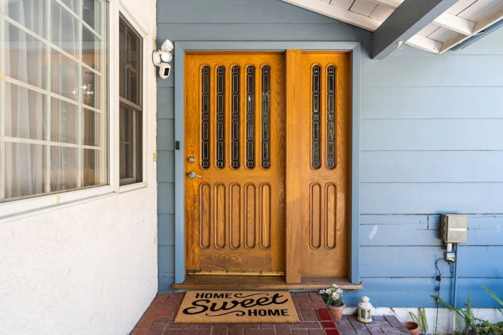photo 1 of BEAUTIFUL 4-BEDROOM BURBANK HOME WITH SWIMMING POOL!  (p12)