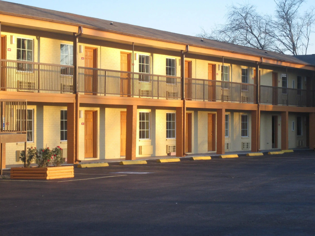 photo 1 of Bestway Inn