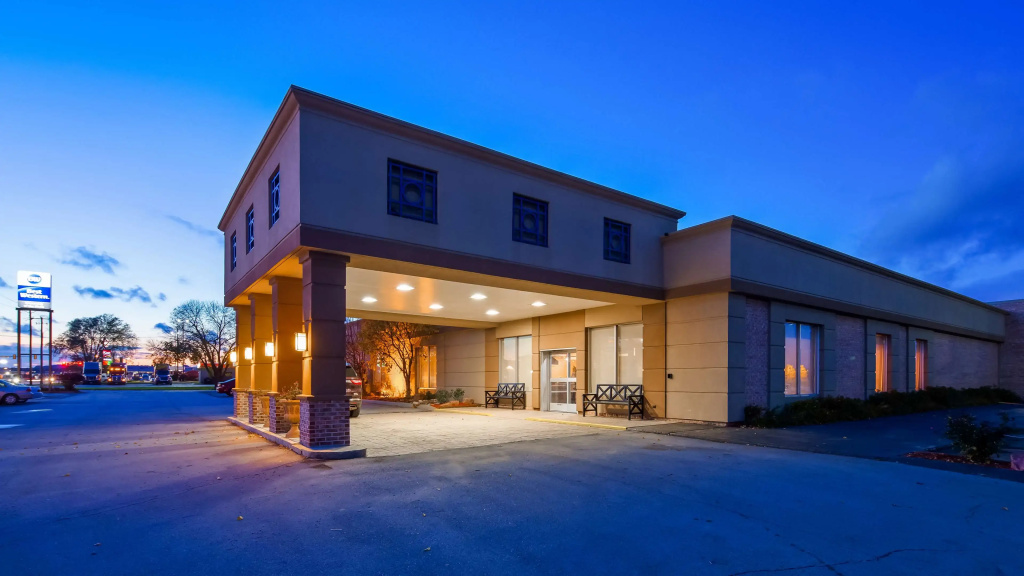 photo 1 of Best Western Crossroads Of The Bluffs