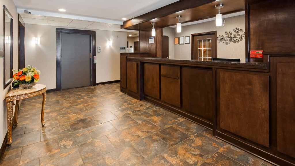 photo 1 of Best Western Crown Inn & Suites