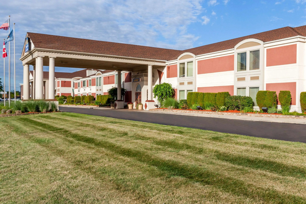 photo 1 of Days Inn & Suites by Wyndham Roseville/Detroit Area