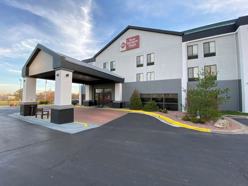 photo 1 of Best Western Plus Kansas City Airport-KCI East