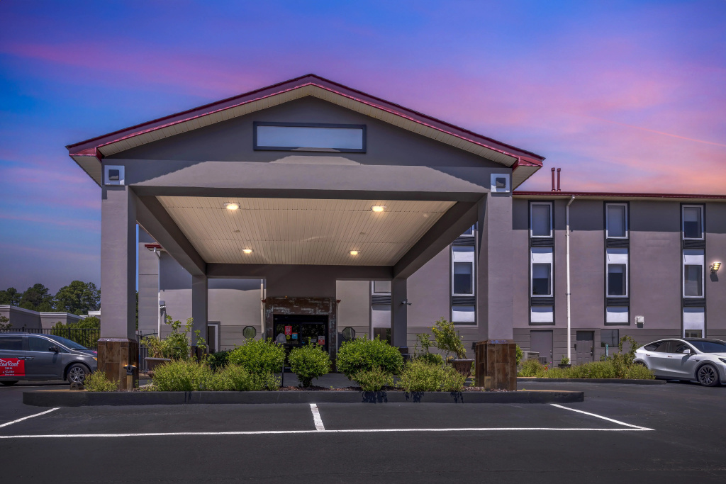 photo 1 of Red Roof Inn & Suites Clinton, MS